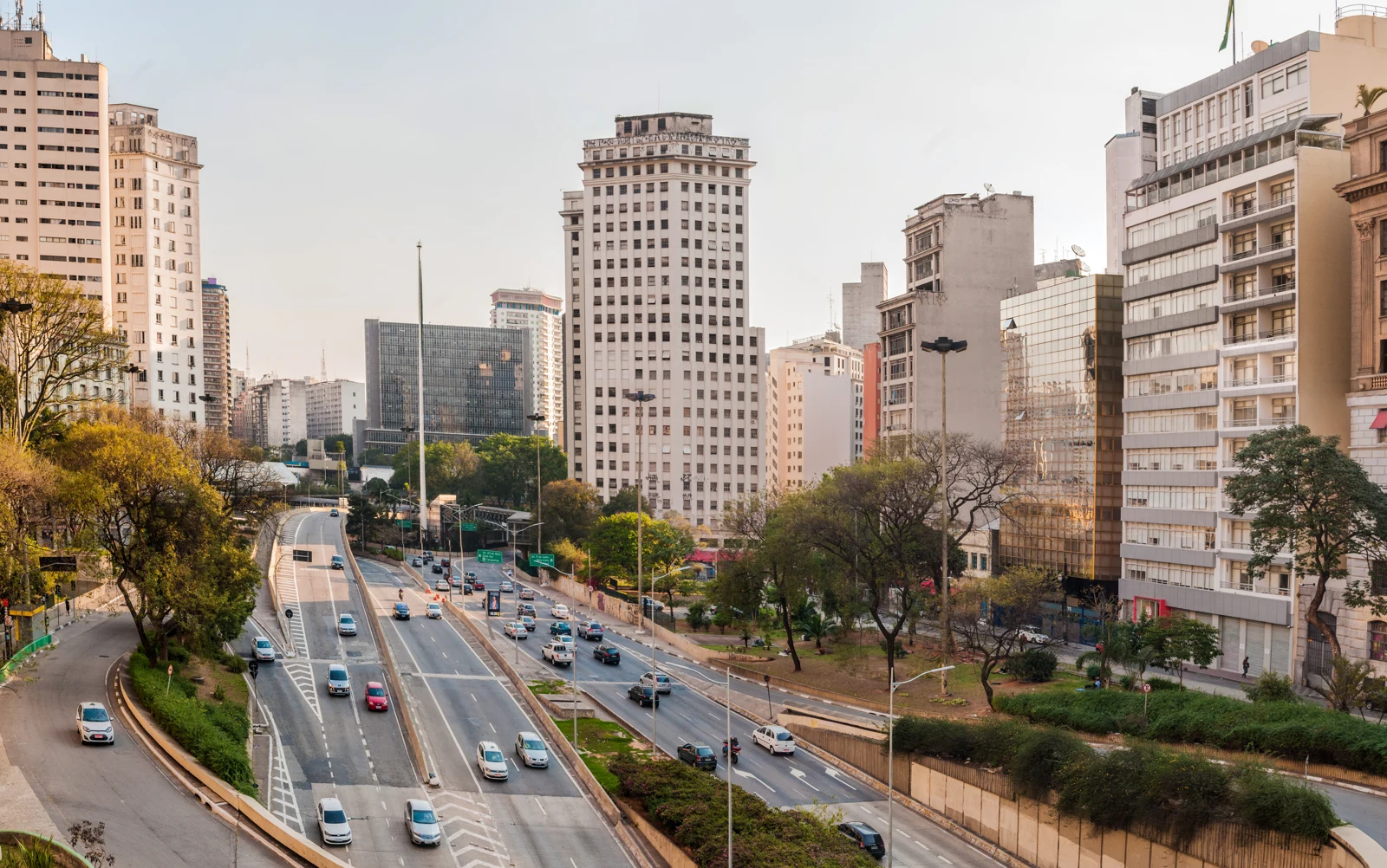 Vista da cidade de São Paulo, com avenida e prédios do centro