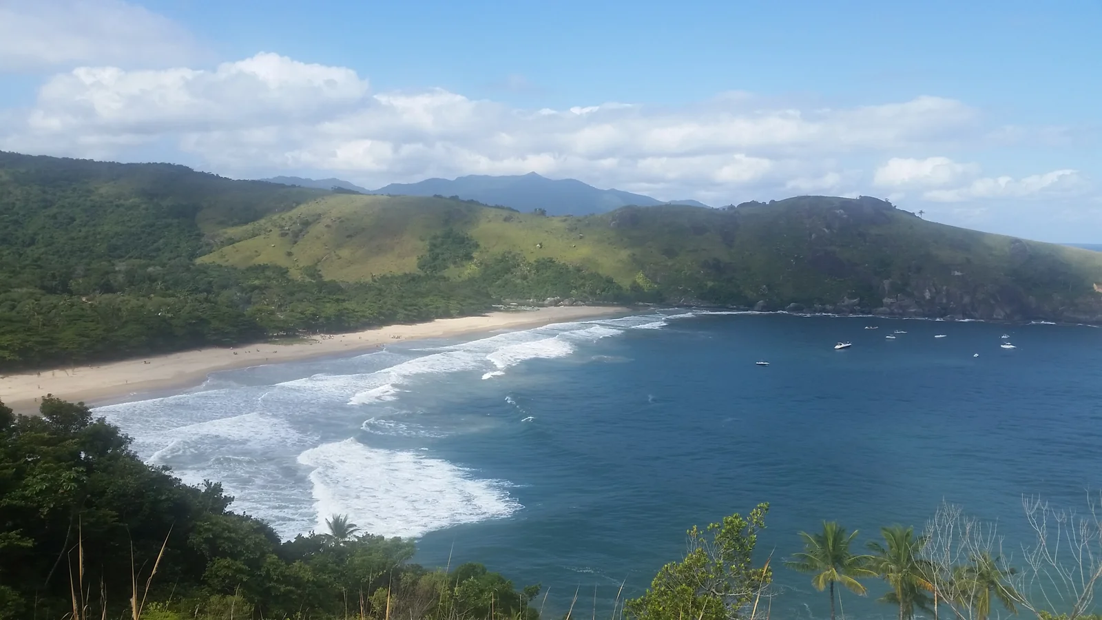 Vista da Praia do Bonete, cercada por morros cobertos de Mata Atlântica
