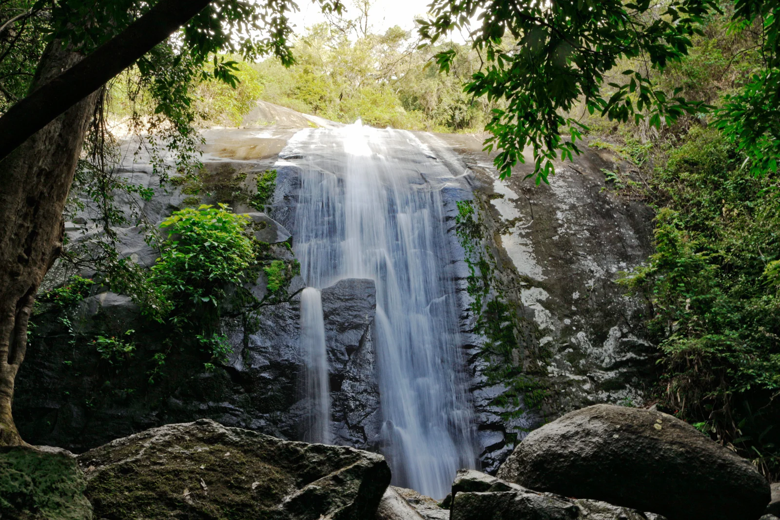 Queda d’água entre rochas na Cachoeira da Pancada d’Água, Ilhabela