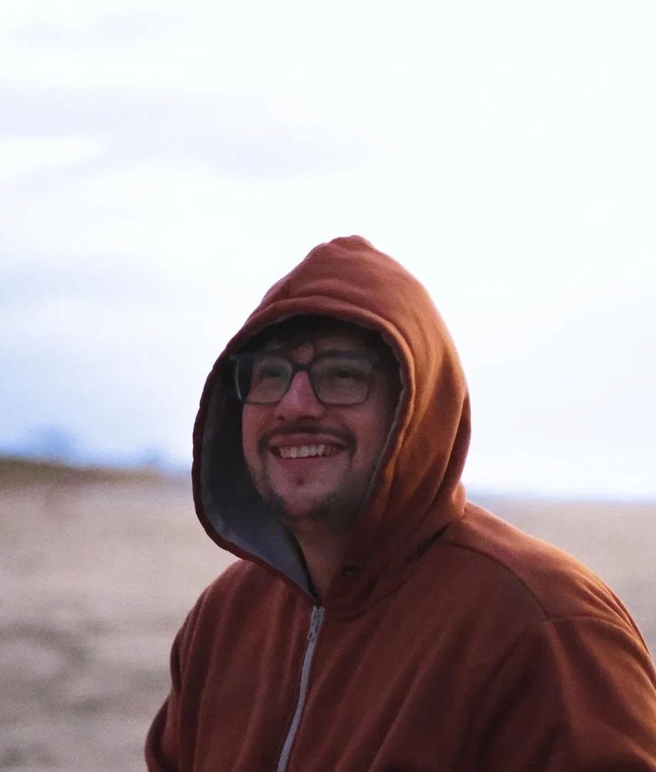 Ricardo Oliveira Saes Junior, autor de Ecos da Natureza, sorrindo ao ar livre